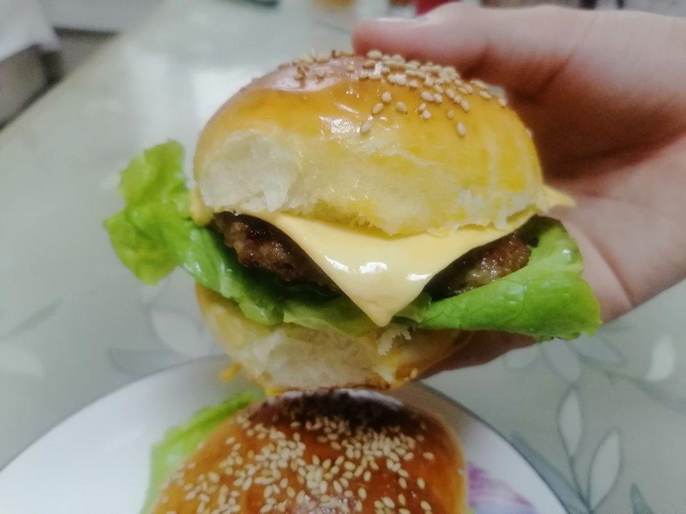 牛肉芝士汉堡——小孩大人都爱吃的营养早餐