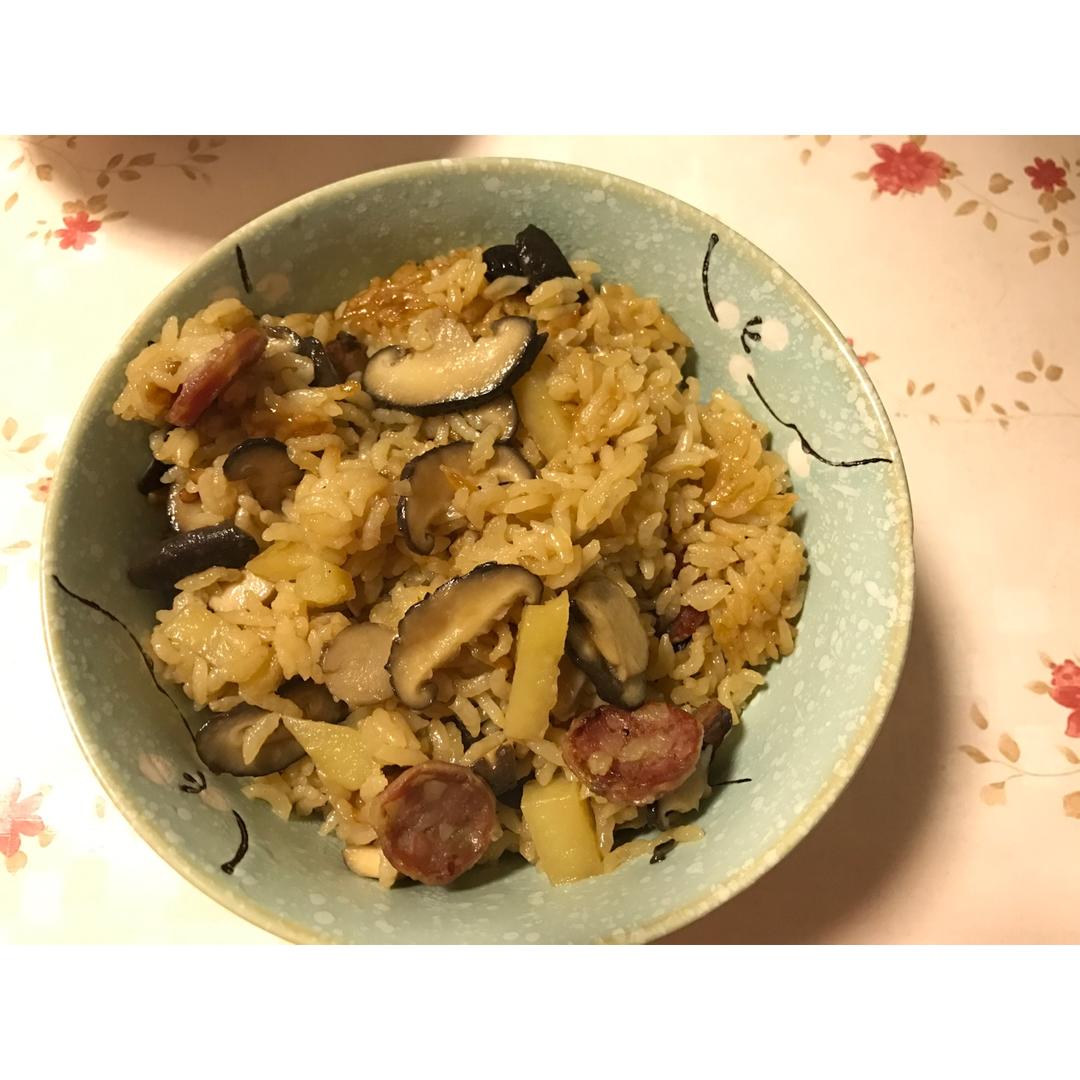 香菇腊肠土豆焖饭