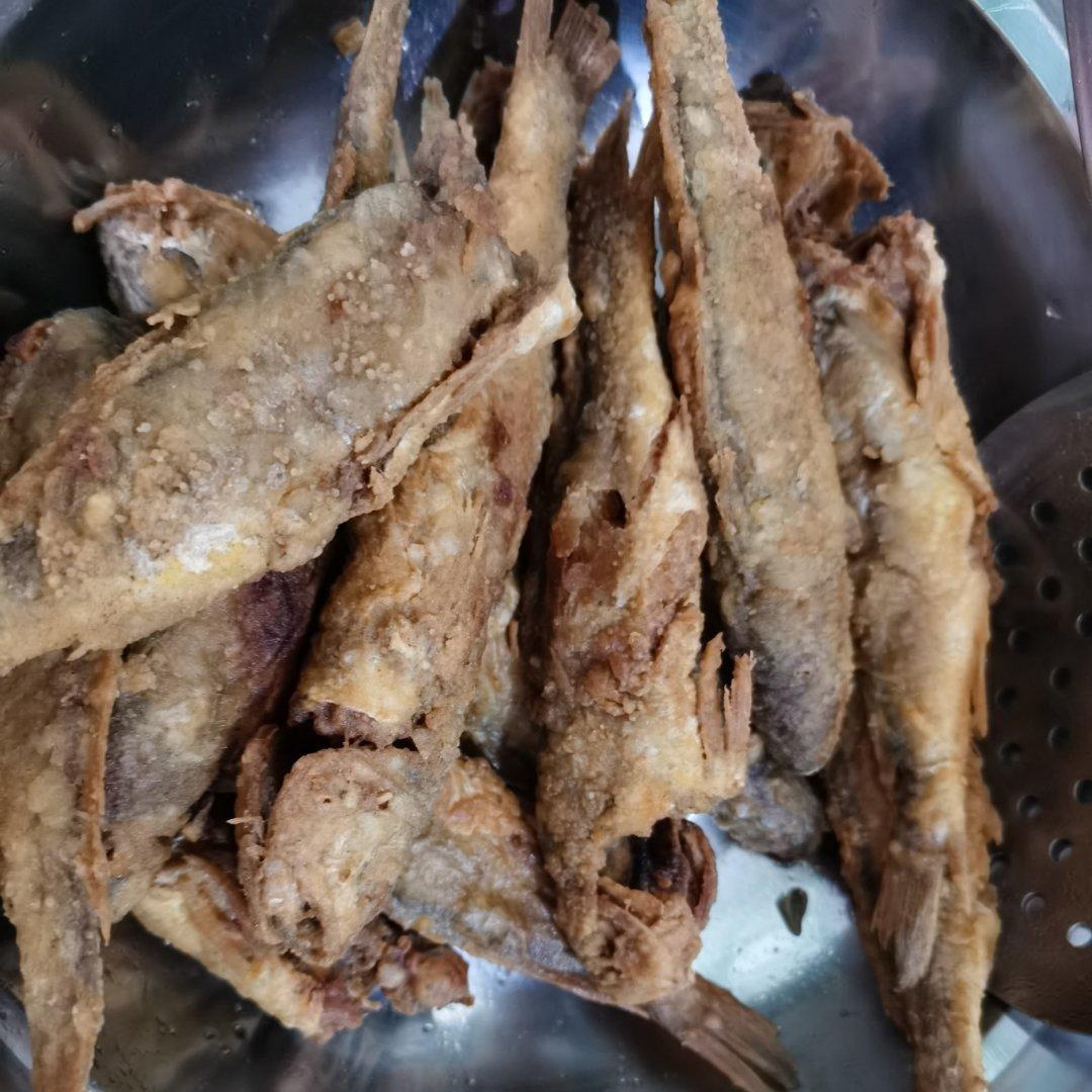 一口下去外酥里嫩的
干炸黄花鱼