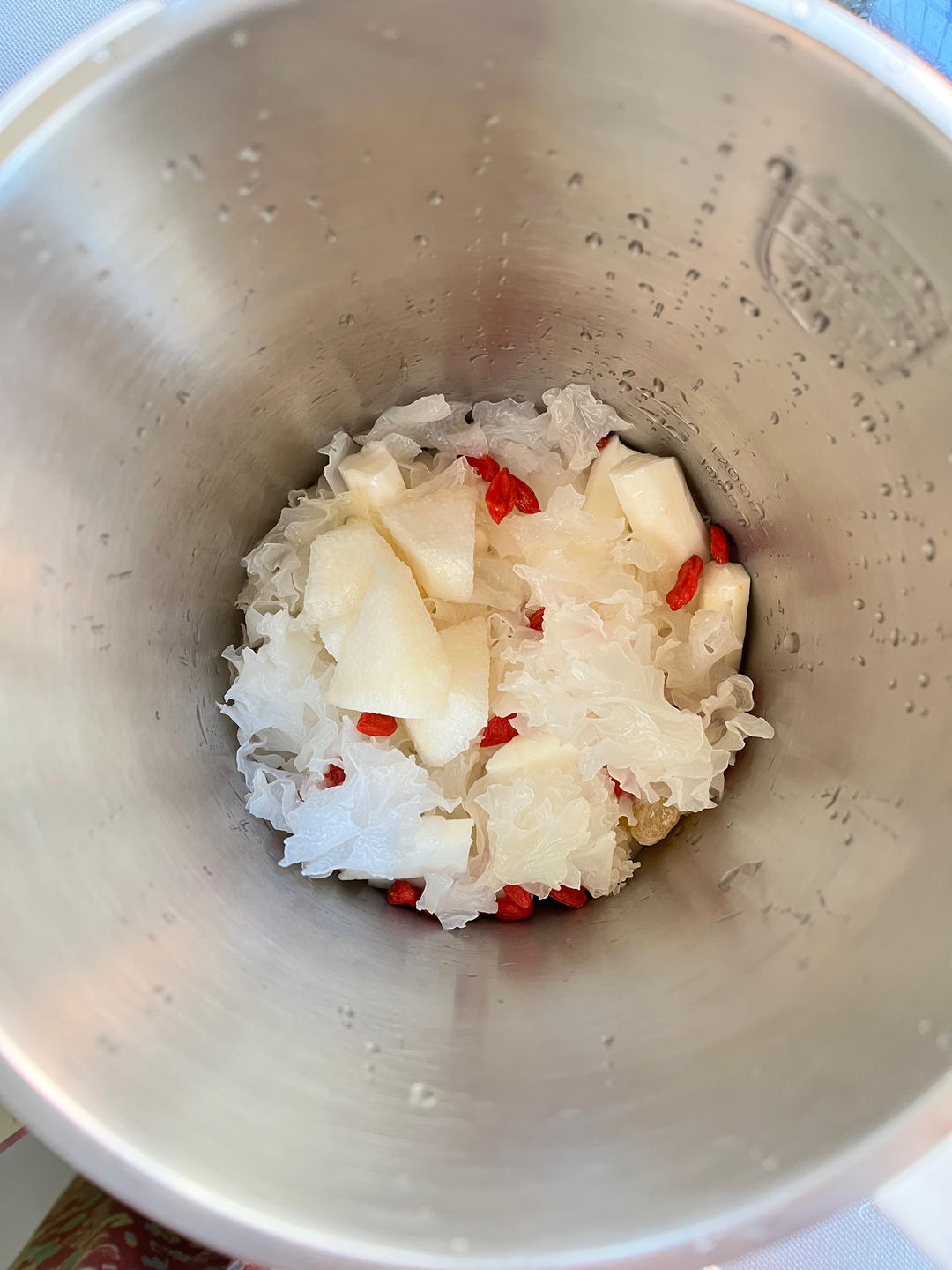 【银耳雪梨山药羹】冬季的第一杯润肺抗燥热饮