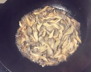 平菇尖椒炒牛肉的做法 步骤3