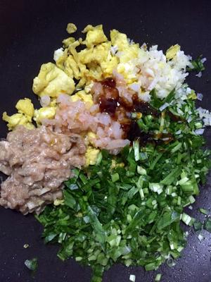 韭菜鸡蛋肉虾仁饺子的做法 步骤1