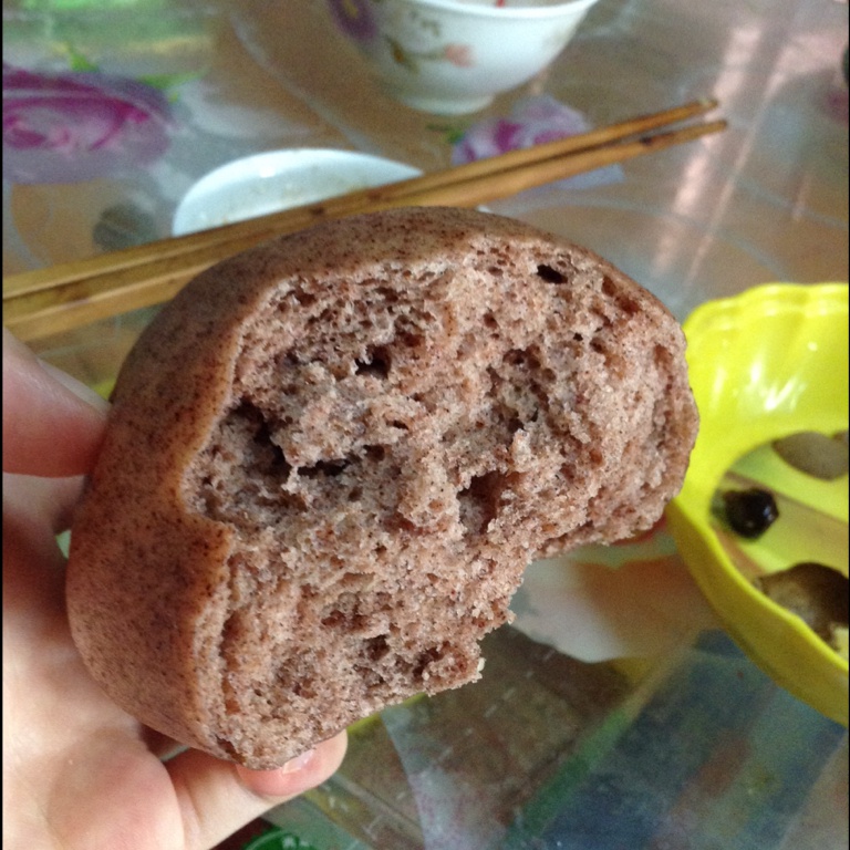 槐花菇凉做的午餐2015年8月21日 昨天下午和奶奶蒸的高粱面牛奶大馒头