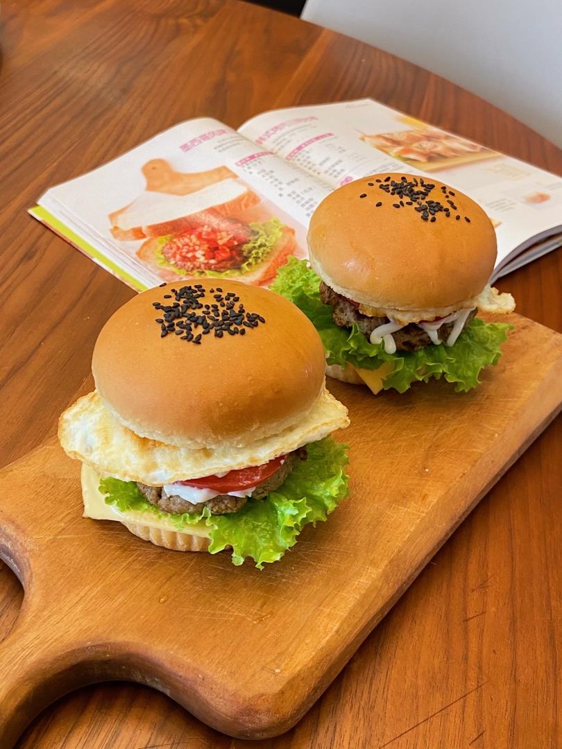 正宗的麦当劳双吉牛肉汉堡