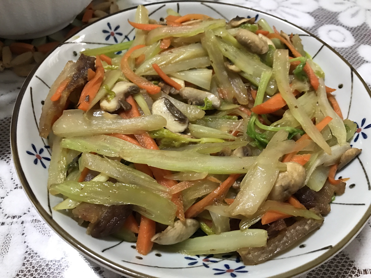 芹菜炒小蘑菇炒胡萝卜丝的做法