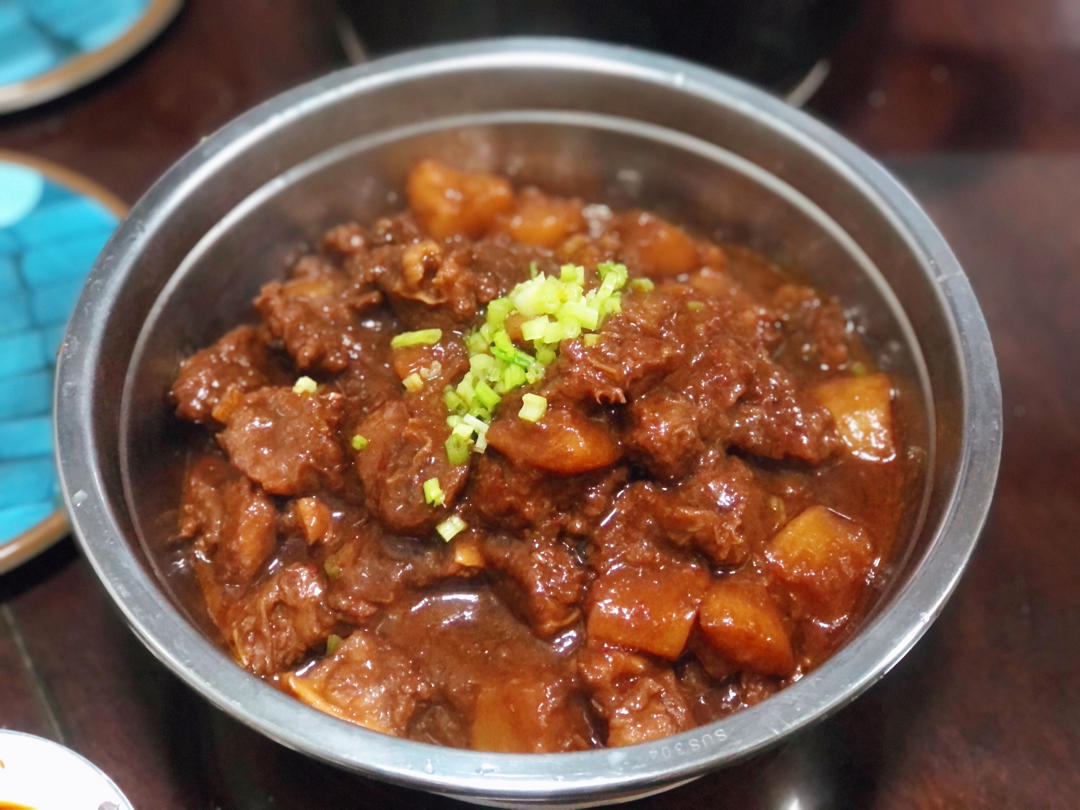 红烧萝卜牛腩煲