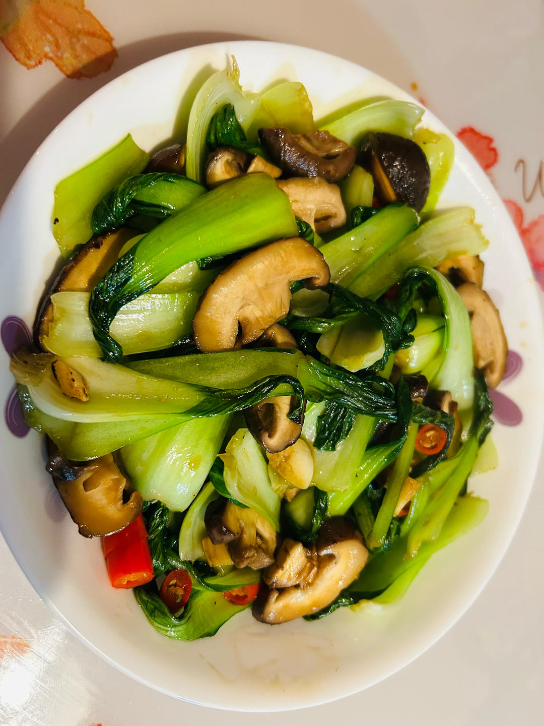 超级萌的香菇炒青菜仔