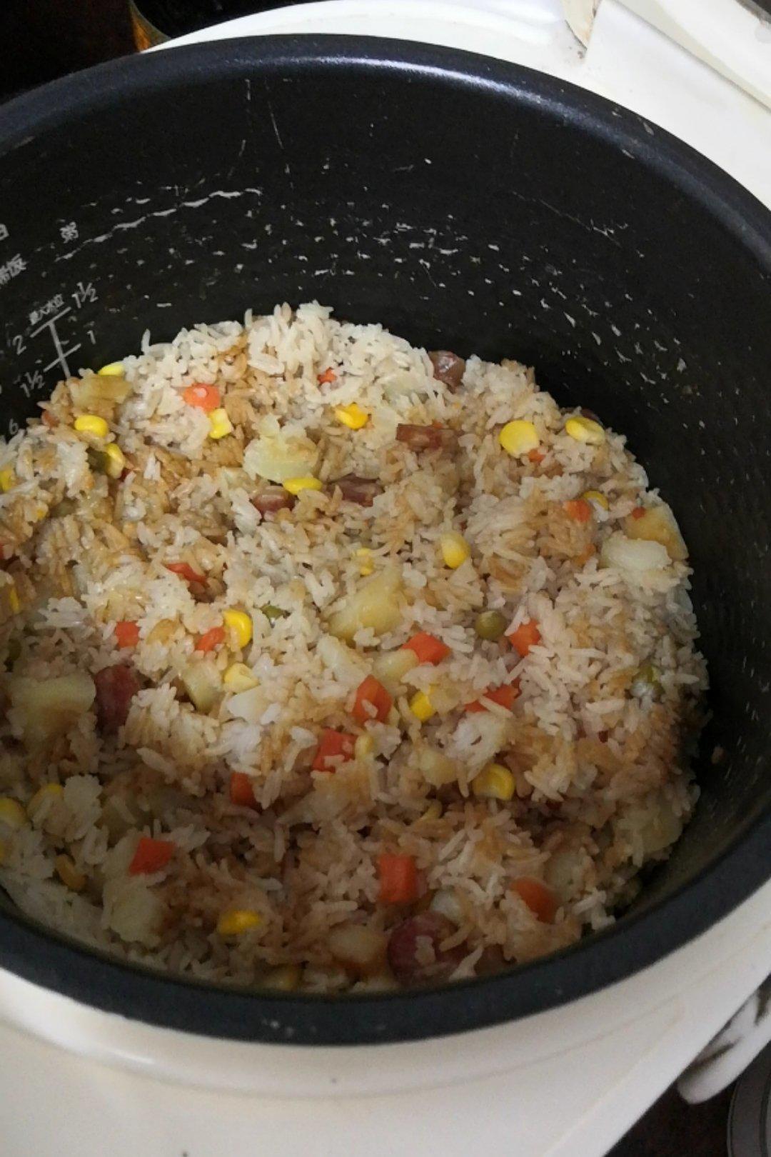 超快手的电饭锅腊肠焖饭