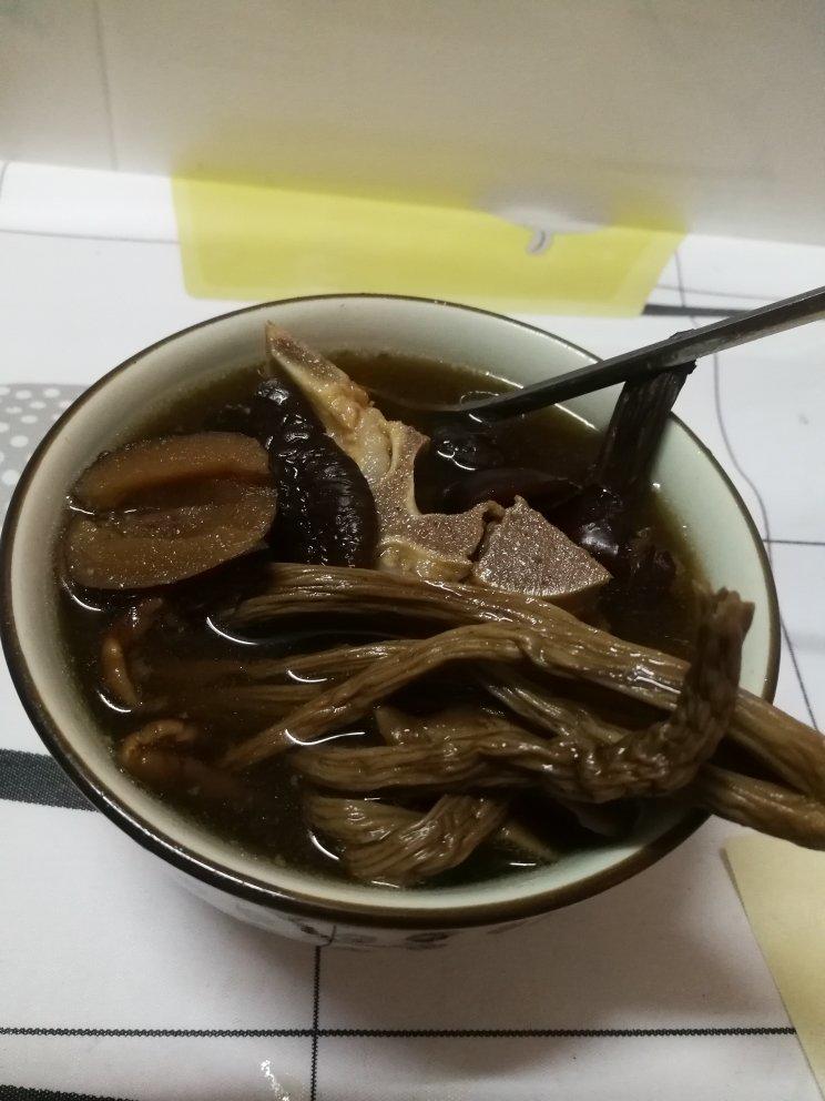 茶树菇排骨汤