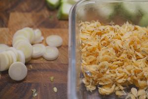 独门虾皮西葫芦疙瘩汤的做法 步骤3