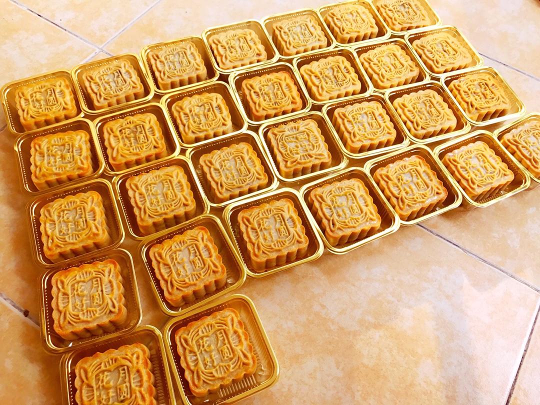 广式月饼—蛋黄莲蓉月饼