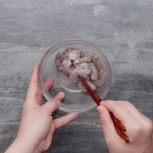 菌菇虾仁三鲜汤的做法 步骤1