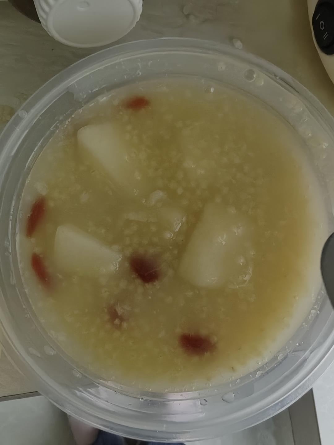 健脾养胃苹果枸杞小米粥（小朋友爱喝的水果粥）