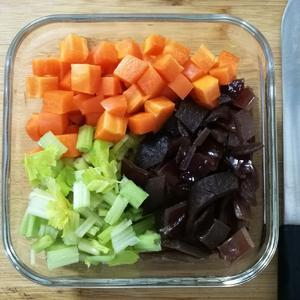 微波炉胡萝卜芹菜木耳鸡胸肉（一个月快手午餐No.2）的做法 步骤3