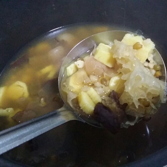 桂圆红枣银耳莲子羹