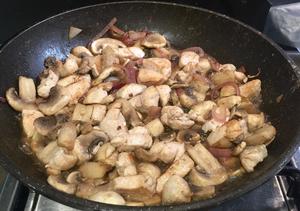 【乐氏私房】鸡胸肉蘑菇奶油焗饭的做法 步骤4