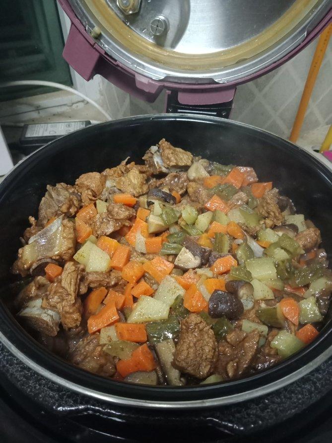 排骨土豆闷饭