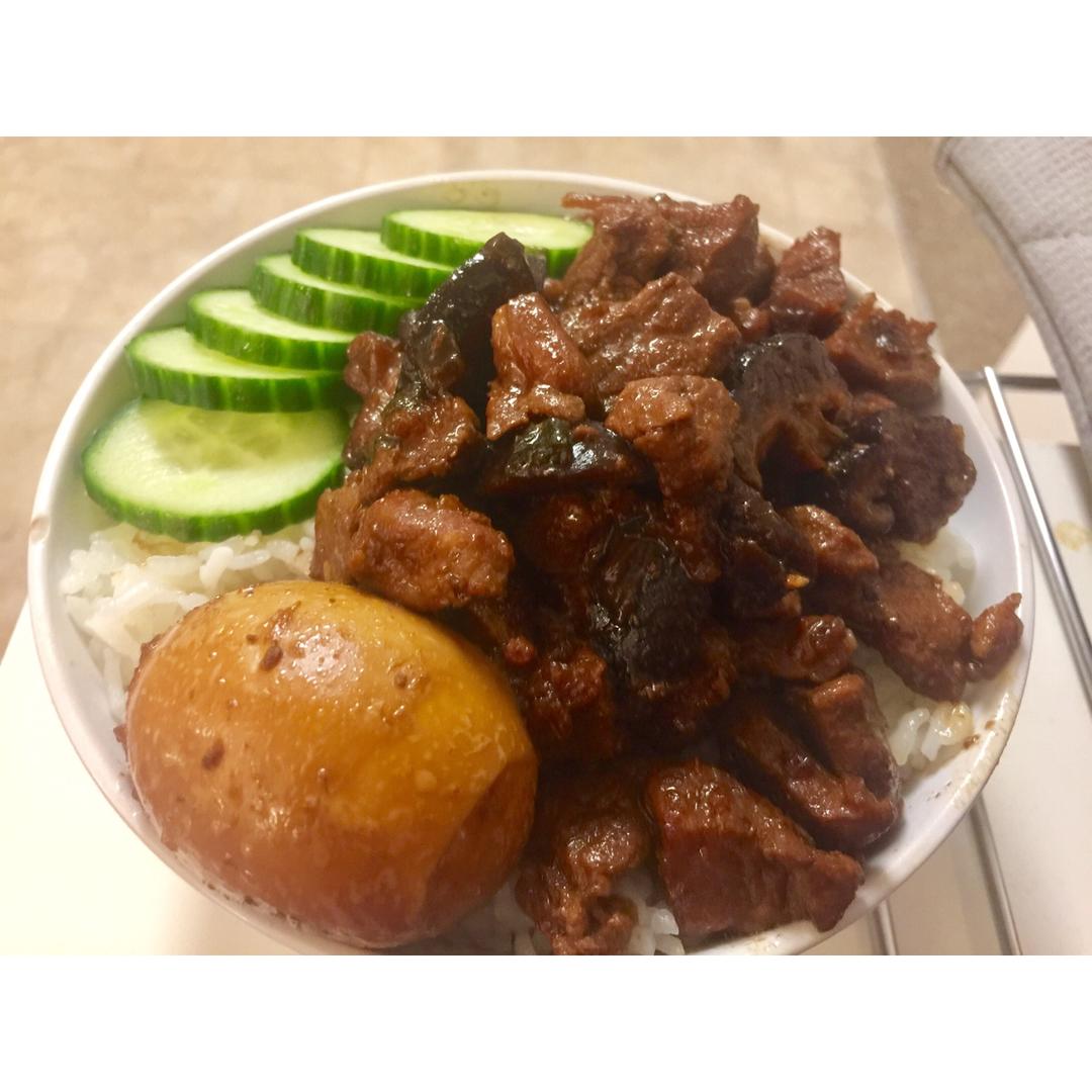 洋葱酥卤肉饭
