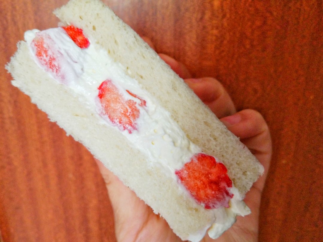 草莓奶油三明治（附如何切出整齐的奶油三明治绝招）