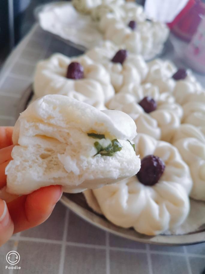 馒头：中筋粉200g，低筋粉100g（或者直接用饺子粉300g也可以），糖5-20g（甜度看你自己的），牛奶或水165g左右，酵母3g，油5g（食用油或猪油），揉匀直接整形，发酵好上锅蒸，开锅15分钟，闷3分钟就可以了