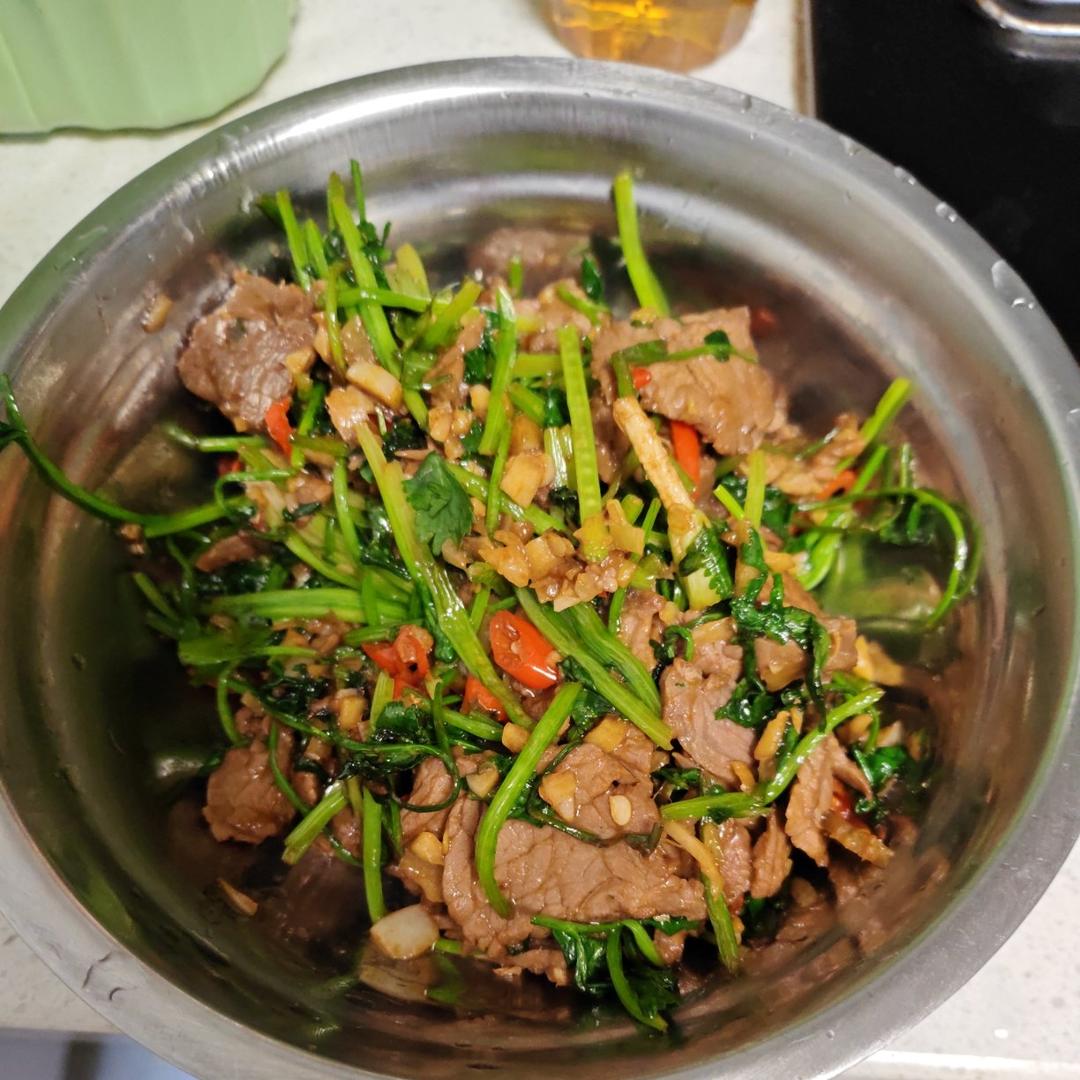 香菜炒牛肉，香辣下饭，爱吃香菜的朋友看过来，拌饭绝了