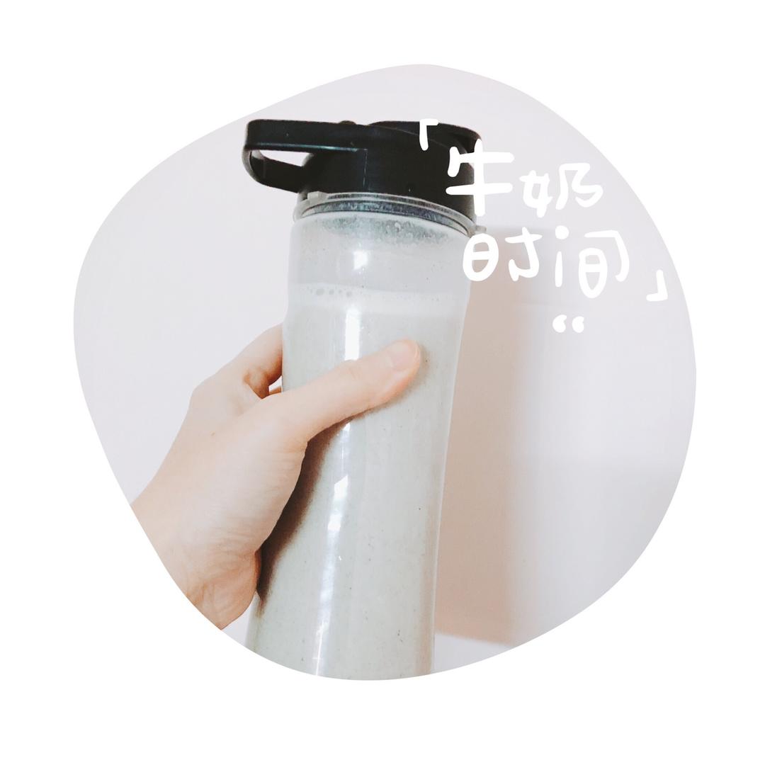 香蕉麦片黑芝麻奶昔