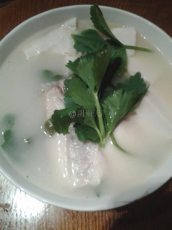 鱼骨豆腐汤（最简易最基础的制法，喝的就是鲜）的做法