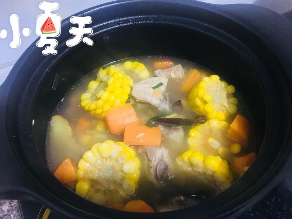 胡萝卜玉米排骨汤