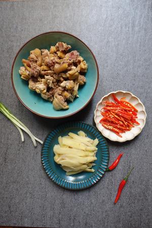 微凉小饭桌—泡姜炒嫩鸡的做法 步骤1