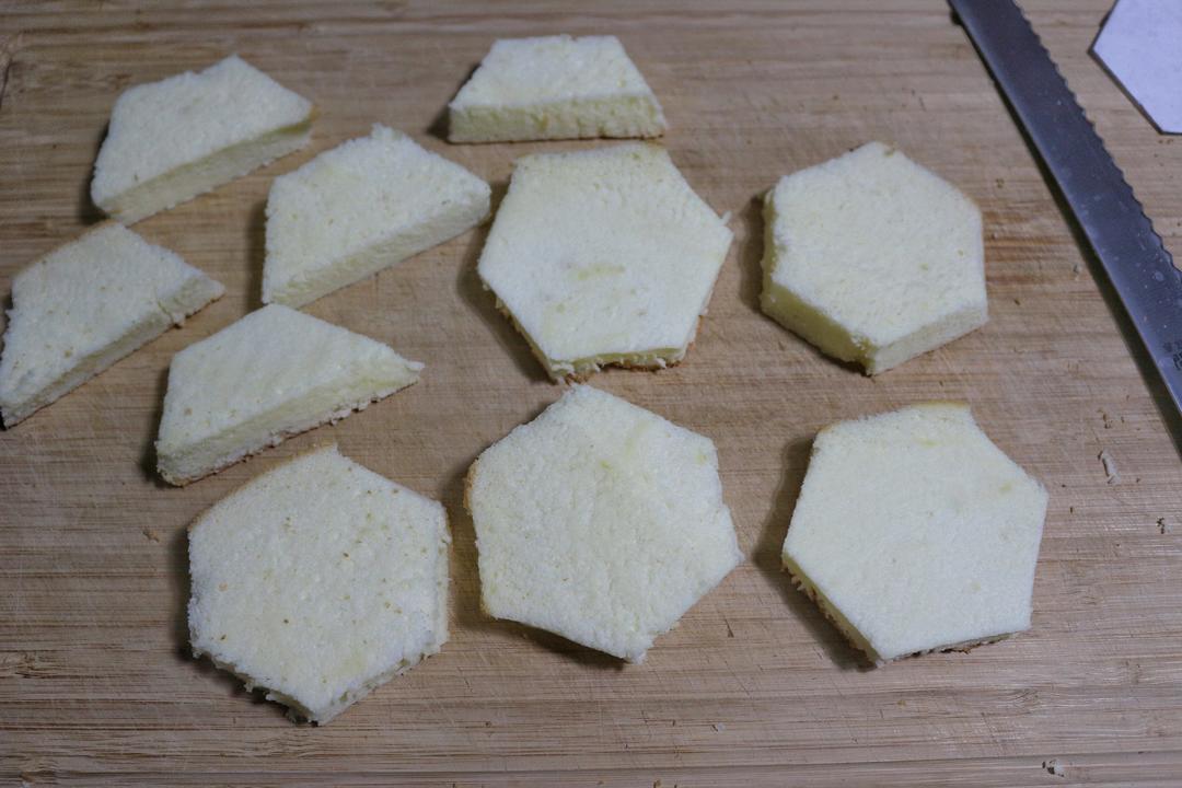 世界杯足球蛋糕的做法 步骤4