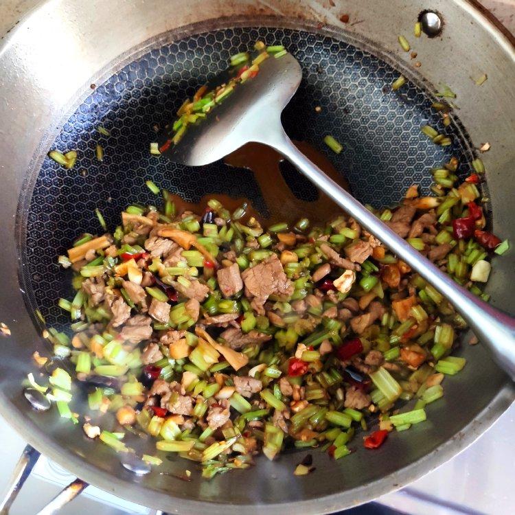 厨师长教你：“芹菜炒肉末”的家常做法，味道很赞，非常下饭