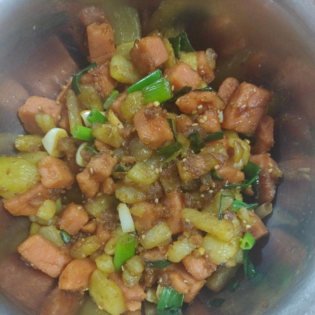 秒杀路边摊的孜然土豆火腿肠，烧烤味浓郁，吃一口就停不下来，太香了