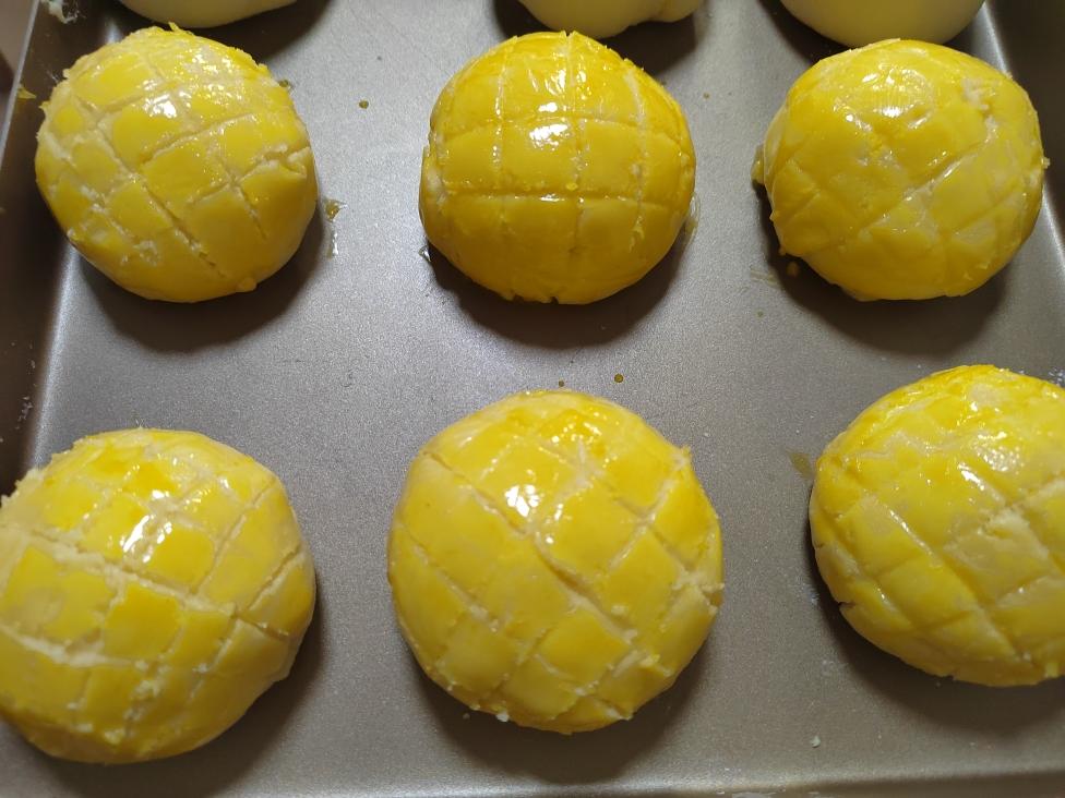 好吃到炸裂的港式菠萝包（附带制作酥皮的小视频）