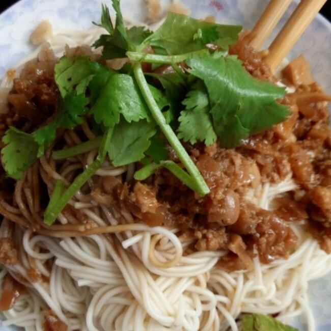 热干面是武汉人早餐中最常见的，昨天用杏鲍菇和肉末做了炸酱，今天就做了炸酱面，当然，芝麻酱是一定要放的