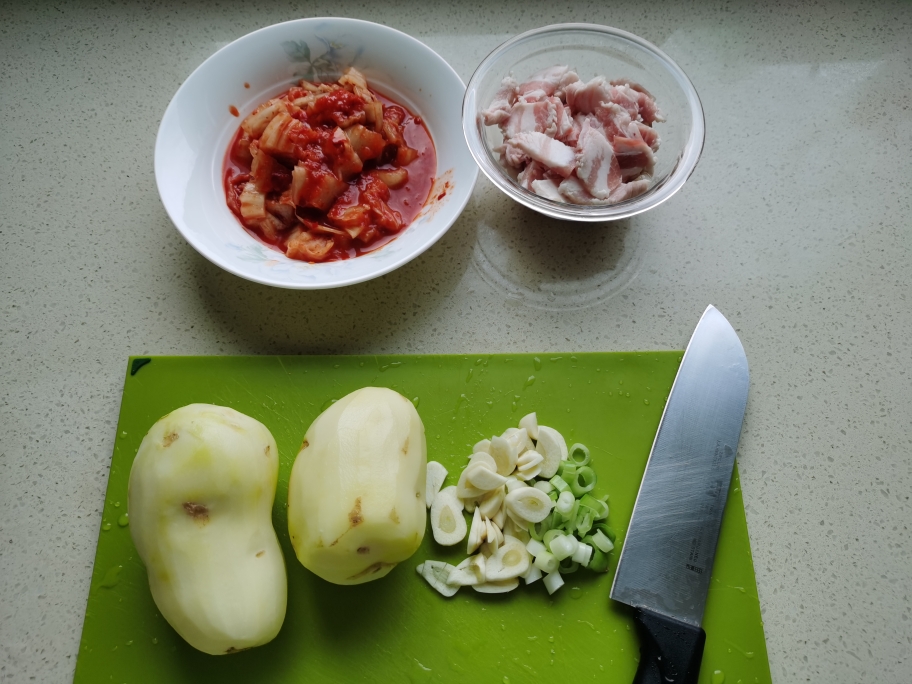 辣白菜五花肉土豆片的做法 步骤1
