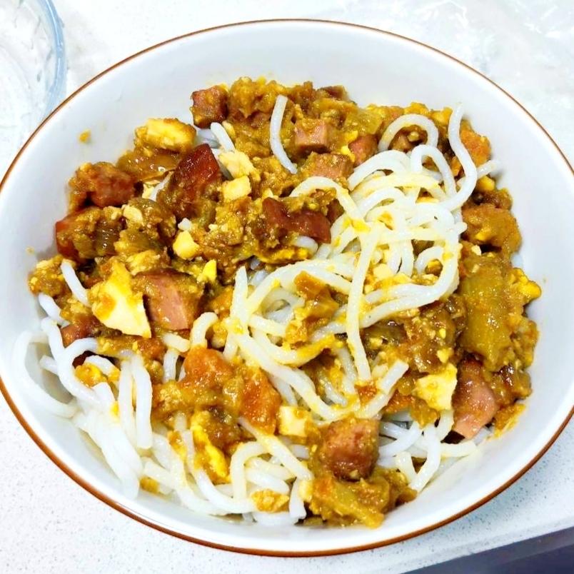 土豆胡萝卜洋葱火腿肠拌米粉的做法