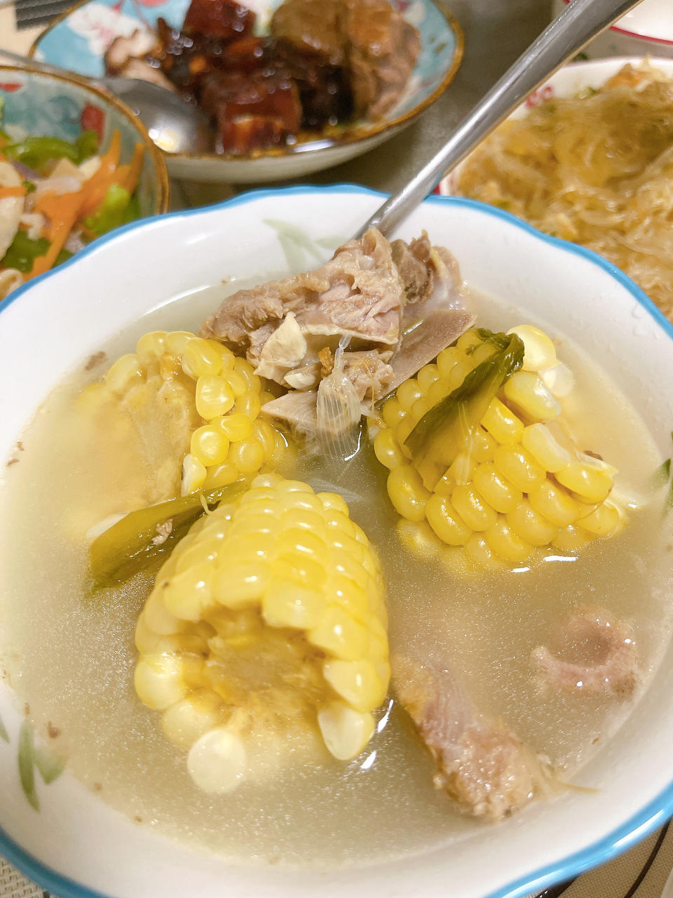 胡萝卜玉米排骨汤
