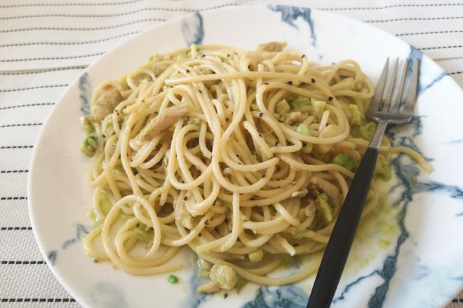 蒜香牛油果鸡肉意面的做法