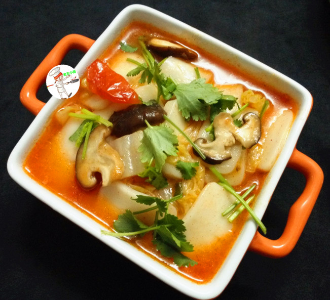 白菜香菇辣年糕汤的做法