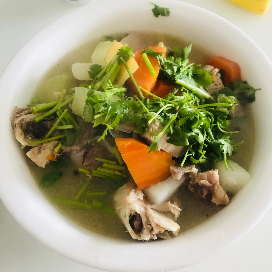 胡萝卜玉米排骨汤