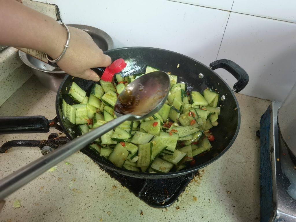 黄瓜炒猪肝的做法 步骤4