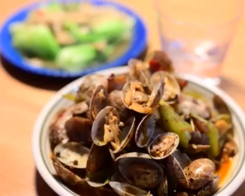 〔一人食菜谱〕属于夏日的辣炒花蛤的做法