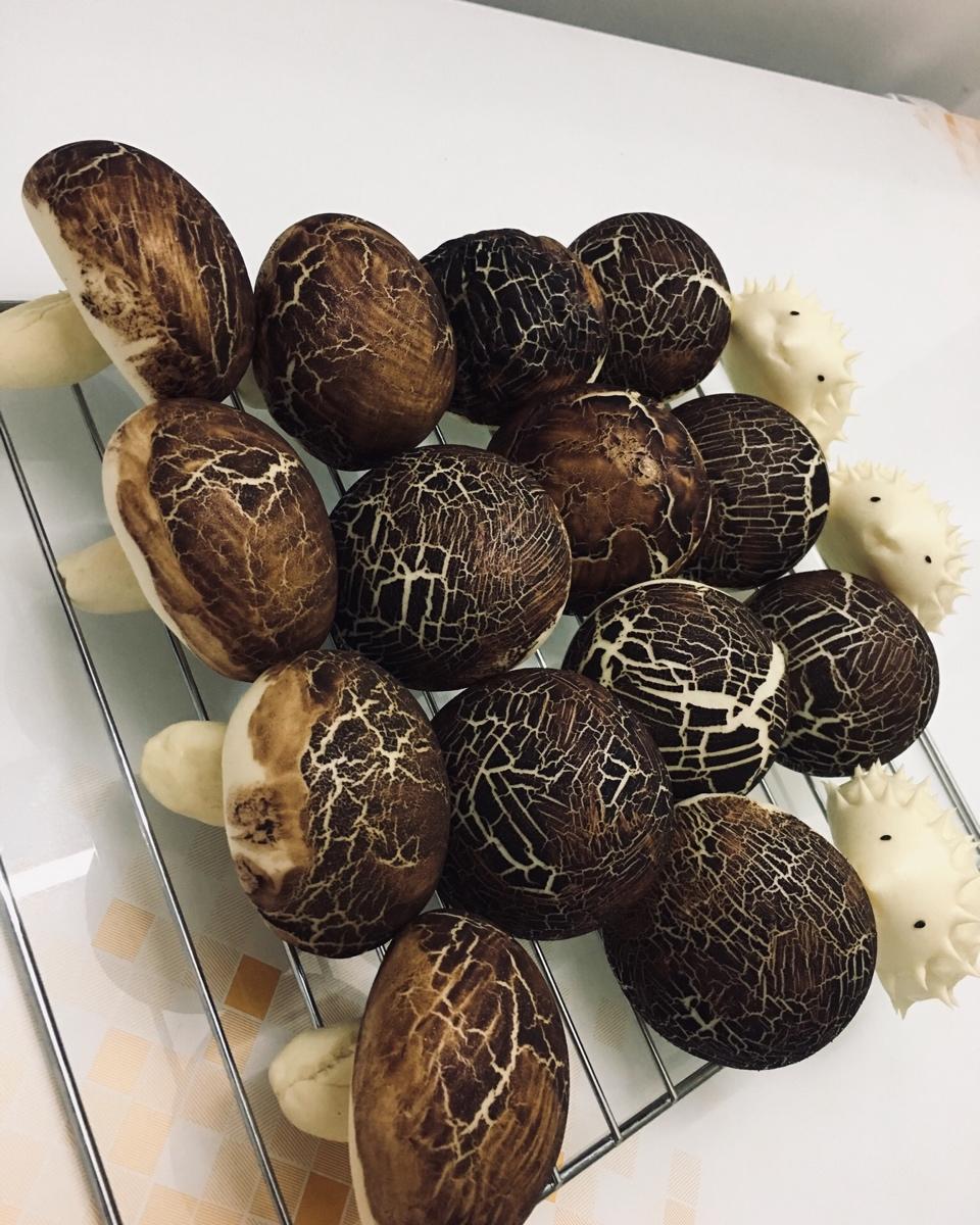 香菇包 做了一堆的香菇馒头,准备让孩子们表演一段,采蘑菇的小童工