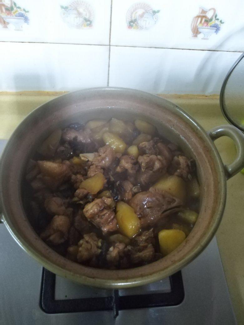 一鸡两吃的广东鸡煲