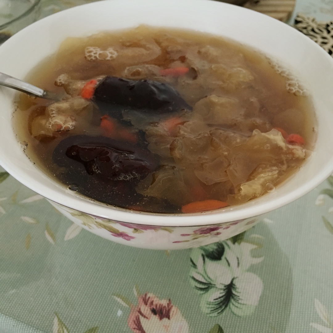 冰糖银耳红枣汤