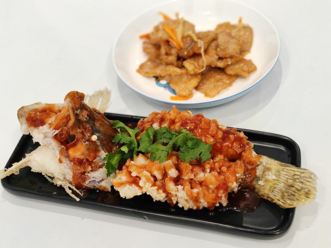 厨师长教你：“锅包肉”的家常做法，色泽金黄，口味酸甜！