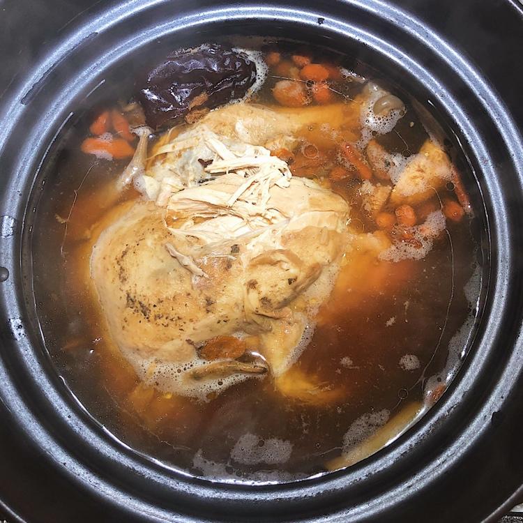 过节炖只人参鸡喝汤