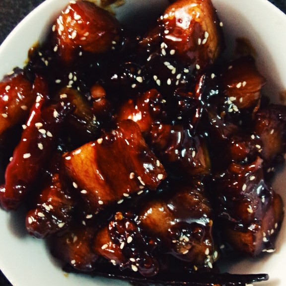 吃着碗里望着锅里的红烧肉
