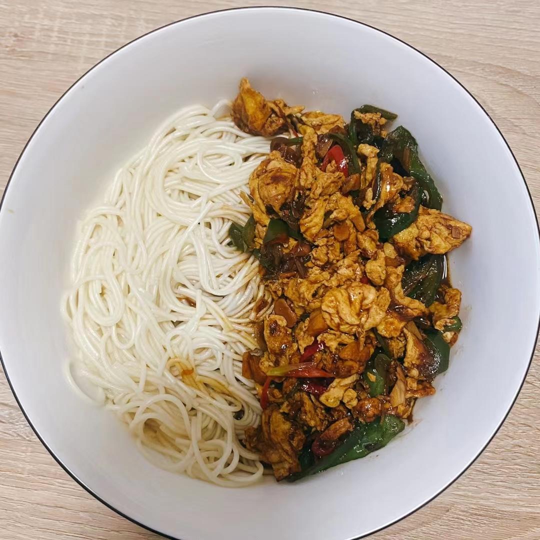 青椒鸡蛋炸酱面，吃一口就上瘾