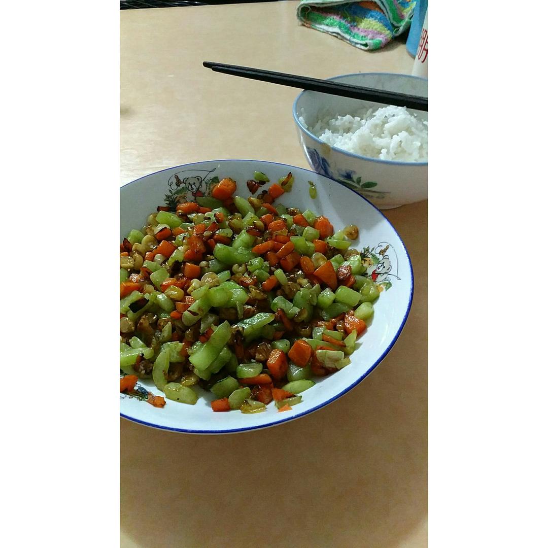 胡萝卜玉米炒黄瓜